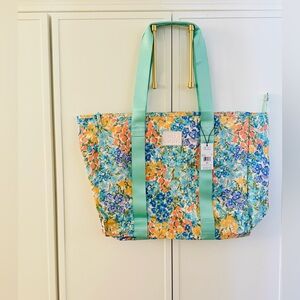 NWT Billabong Keenie Tote Bag in Bermuda print originally. $49.95